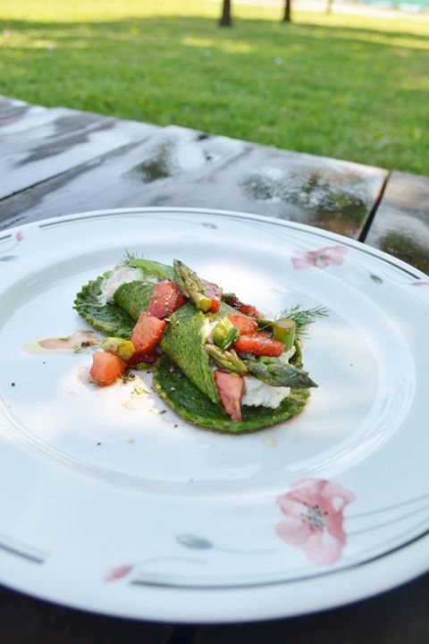 Palačinkice- rolice punjene kremom od smuđa,lososa,sira i začinskog bilja,sa salaticom od mariniranih šparoga i jagoda