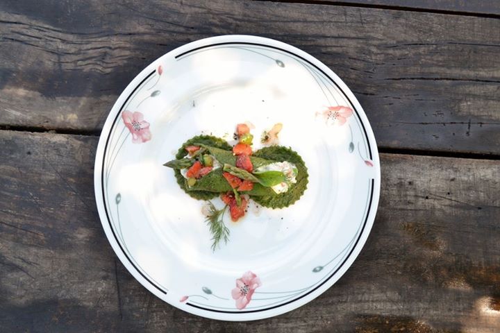 Palačinkice- rolice punjene kremom od smuđa,lososa,sira i začinskog bilja,sa salaticom od mariniranih šparoga i jagoda1